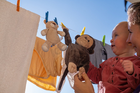 玩具猴子和泰迪熊洗后在晾衣绳上晾干