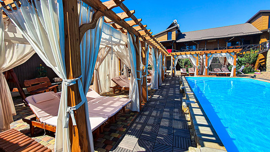 庭院设有游泳池、日光浴躺椅和采用环保木材制成的游乐场。
