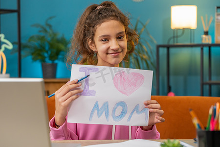 女学生用铅笔在白纸贺卡上为母亲画彩色画“我爱妈妈”