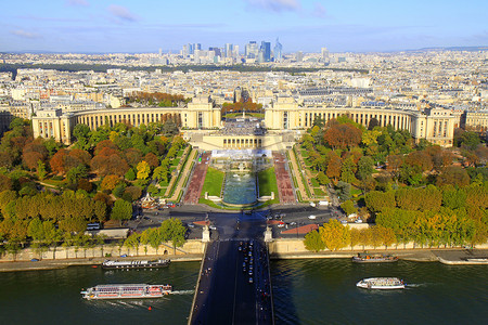 法国巴黎日出时的巴黎建筑和埃菲尔铁塔上方的法式屋顶