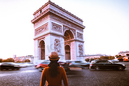 明夜摄影照片_凯旋门和巴黎街头的旅行者在夜微明时