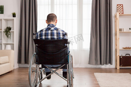 坐轮椅的瘫痪男子