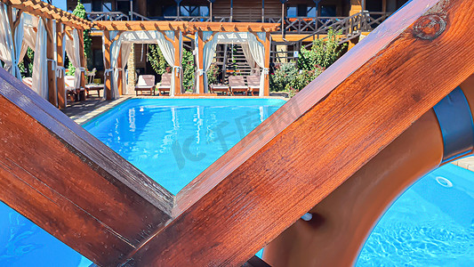庭院设有游泳池、日光浴躺椅和采用环保木材制成的游乐场。