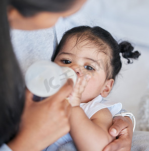 健康饮奶摄影照片_婴儿饮瓶、配方奶和营养与喂养和家庭、健康和成长以及儿童早期发育。