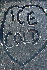 冻结的车窗上有霜冰冷的消息文本标志