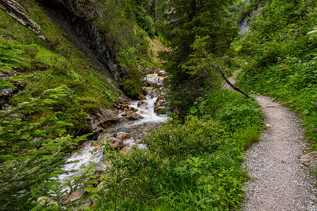 登山摄影照片_奥地利福拉尔贝格州 Lechquellen 山脉的美妙徒步旅行