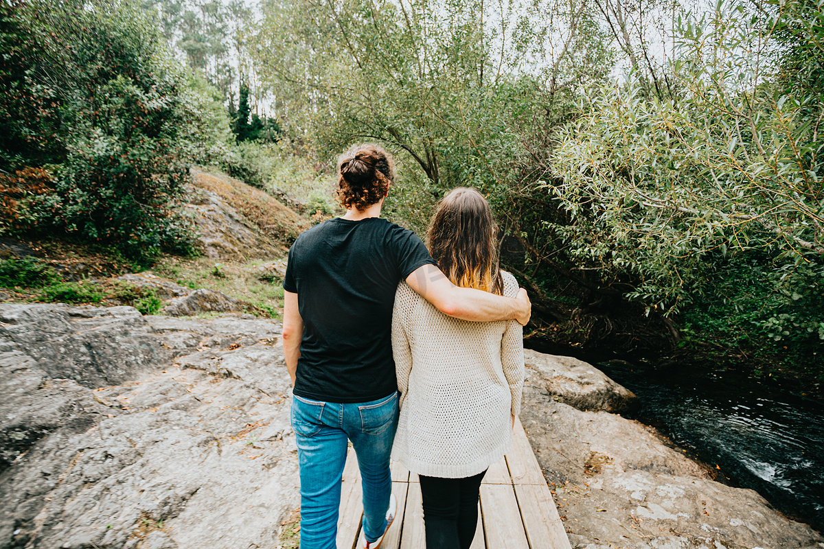 bride-and-groom-kissing-by-the-lake image - Free stock photo - Public Domain photo - CC0 Images