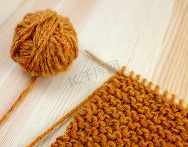 吊袜带针针织和橙色羊毛的特写