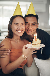 肖像、生日和蛋糕，一对夫妇在家里，戴着派对帽拿着甜点庆祝。
