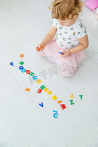 孩子在玩耍中学习数字和字母。