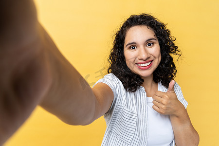女人制作观点照片，展示手势、竖起大拇指、良好的反馈、POV。