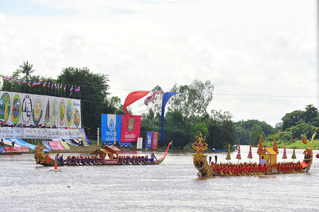 披集赛船是一项历史悠久的传统赛事。
