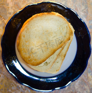 白色和白色盘子上的烤面包片，背景 — 浅色纹理大理石