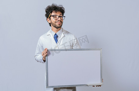 穿着白大褂的教授拿着孤立的小空白黑板。