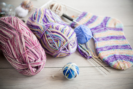编织摄影照片_彩色线、织针和其他手工编织物品