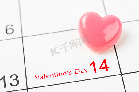 空白 2 月 14 日情人节日历，带粉红色心形图钉。