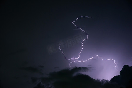 乌云密布摄影照片_乌云密布，雨前有雷声