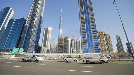 12月12日摄影照片_阿联酋迪拜 — 2019年12月14日：迪拜主要街道上的交通。