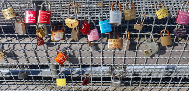 杰尔马波罗的海海滩的码头上挂着许多爱情锁