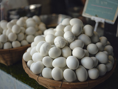 咸蛋摄影照片_泰国市场上的有机咸蛋