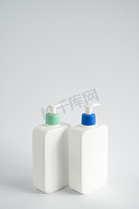 白色空白塑料瓶，配有凝胶、液体肥皂、乳液、奶油、白色背景洗发水的分配器泵。