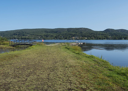 诺威摄影照片_在瑞典西诺尔兰地区恩舍尔兹维克市的 Sjalevadsfjarden 湖上观看。
