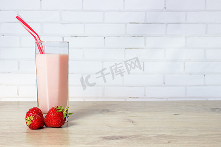 草莓和牛奶冰沙