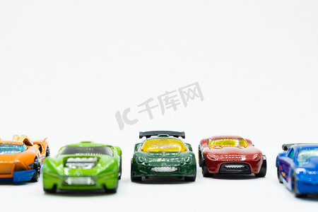 小汽车玩具摄影照片_白色背景赛车玩具的集合