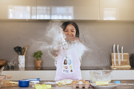 黑人女孩在厨房做饭和玩乐的教育、学习和肖像。