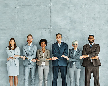 年轻商务人士会议办公室肖像多样性团队合作团体连接成功牵手团结高级成熟同事在一起
