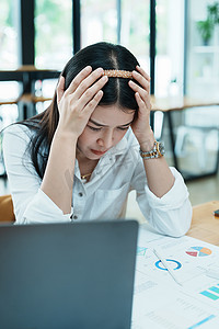 中小企业主、女性使用电脑和财务报表的肖像对扩大市场以提高投资业务能力的焦虑表达
