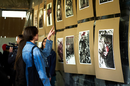 主题活动摄影照片_人们在乌克兰现代艺术战争主题展览中漫步