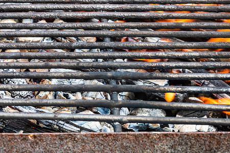 空热木炭烧烤烧烤架与燃烧的火焰与火焰