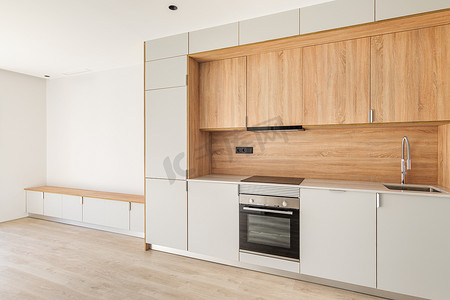 空置的翻新公寓设有现代简约厨房和带阳台的客厅。