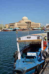 阿联酋沙迦 — 2023年2月14日：沙迦市司法法院的美妙图像俯瞰着安克雷奇商业木船。