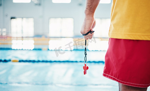 游泳池边的手、救生员和口哨，确保水上安全、安保或准备室内救援。