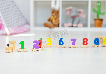 一个孩子正在玩一列由数字组成的火车。