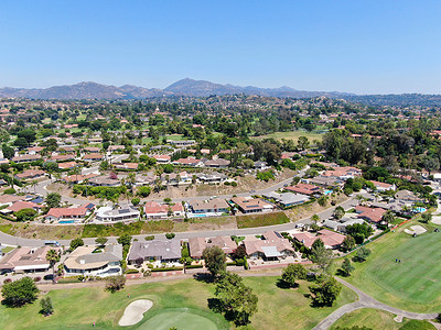 绿谷高尔夫球环绕的住宅区鸟瞰图
