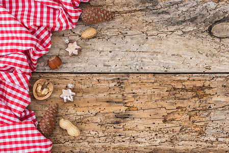 圣诞质朴的木质背景，配有天然装饰和红色格子织物边框