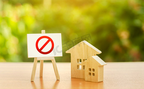 木屋和画架上有红色禁止标志NO。
