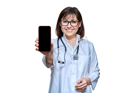 白色背景的女医生向相机展示智能手机屏幕