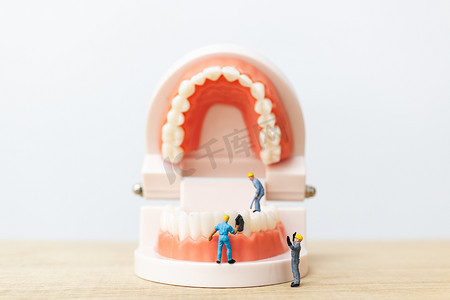 微型人：修复牙齿的工人团队