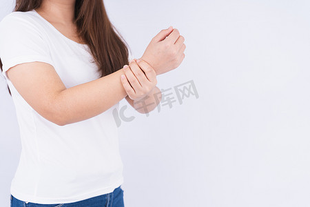 女性在白色背景下触摸急性手腕疼痛与复制 s