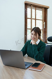 连接中摄影照片_企业主或亚洲男性营销人员在办公室工作中使用商务电话