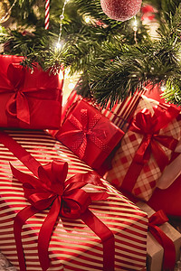 圣诞经典摄影照片_圣诞礼物和节日礼物、装饰圣诞树下的经典圣诞礼盒、节日快乐和节礼日庆祝活动