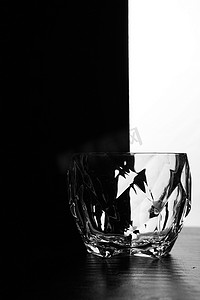 菜单黑金摄影照片_一杯黑色白色背景上的威士忌。