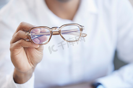 眼镜、验光和验光师在办公室持有眼镜、眼镜或眼科规格的手。