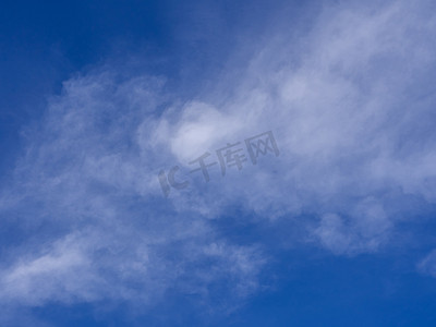 飘浮的云彩摄影照片_天空中飘浮着淡淡的云彩