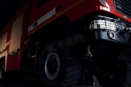 红色的消防车摄影照片_红色现代消防车的特写视图。