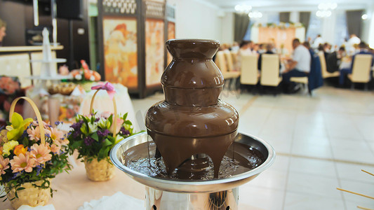 欧洲婚礼上的巧克力喷泉。